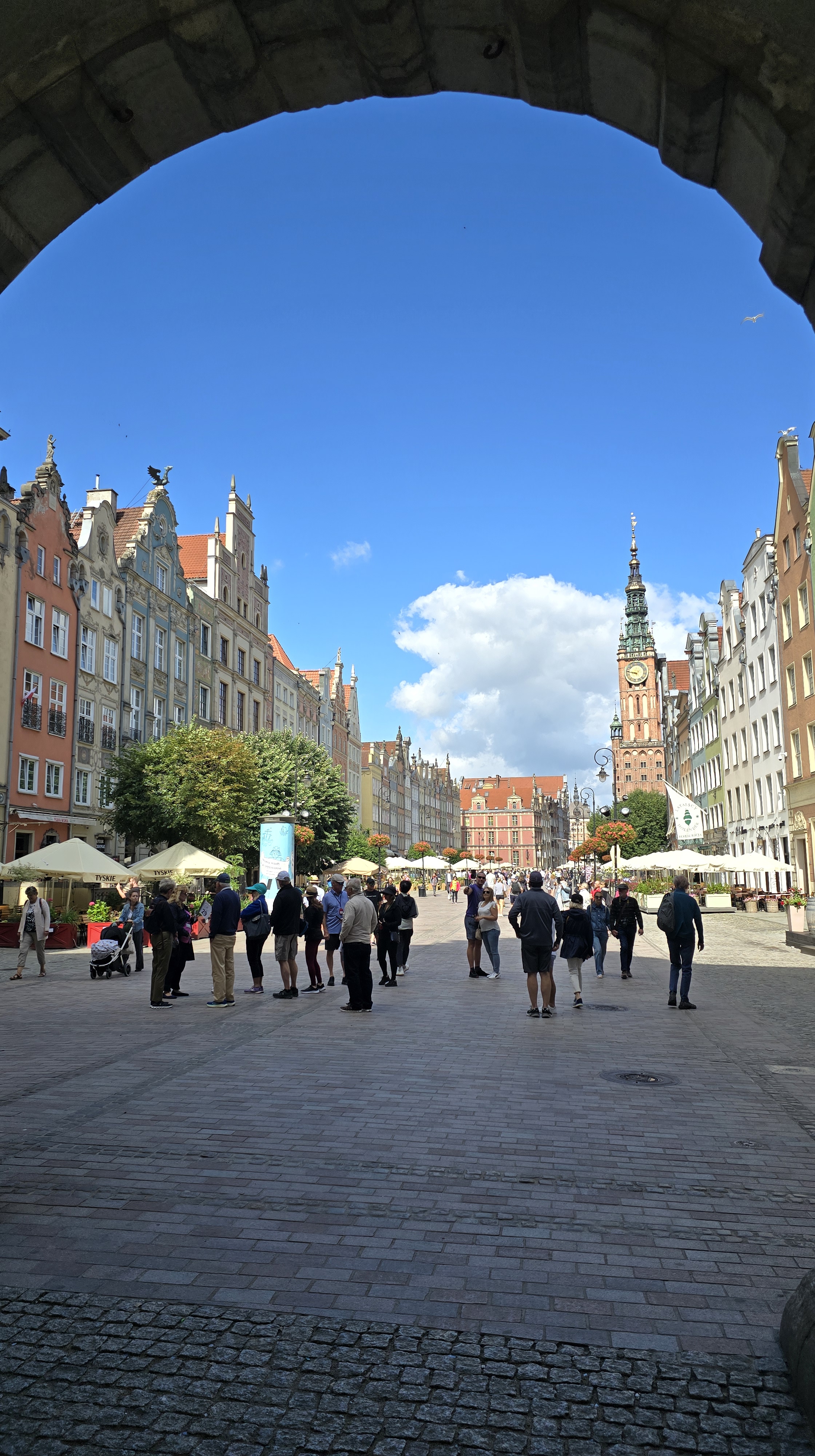 Crowd at Mercado Largo to experiencce Regent Cruise